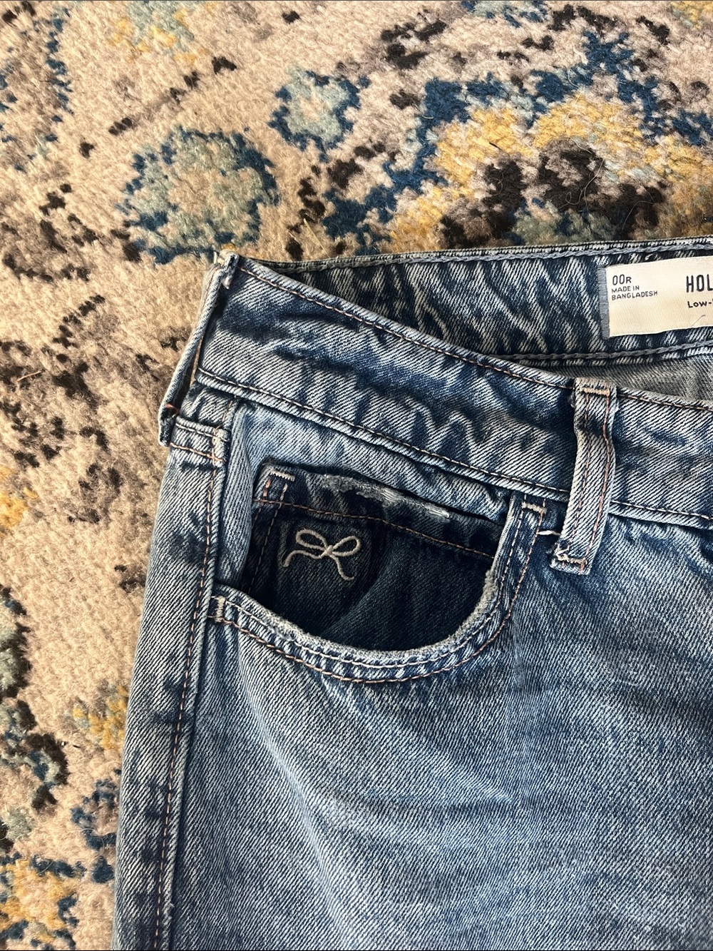 Hollister Baggy Low Rise Jeans in Blue Wash Limited Edition Bow Details - Picture 4 of 8